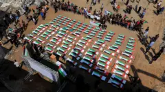 شارك فلسطينيون في جنازة 112 فرداً من قبيلتي الحساينة وأبو شريعة، الذين قُتلوا في غارة إسرائيلية عام 2023، وانتُشلت رفاتهم من تحت الأنقاض، وفقاً للدفاع المدني في غزة، في مدينة غزة، 4 أغسطس/آب 2026. رويترز/داوود أبو الكاس.

