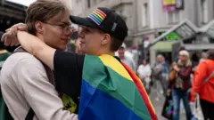 два мушкарца се грле, прајд, лгбт људи