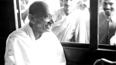 యూరప్ పర్యటన చేసి వచ్చాక యూదుల మీద గాంధీ ఒక వ్యాసం రాశారు. అందులో యూదులకు ఆయన తన సానుభూతి తెలిపారు.