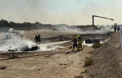 آتش‌نشان‌ها در حال خاموش کردن هواپیما 