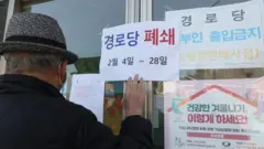 14일 경북 성주군 한 경로당 출입문에 코로나19 오미크론 변이 확산 방지를 위한 폐쇄 안내문이 붙어 있다
