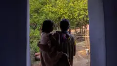 శ్రేయ తండ్రి చనిపోవడంతో తల్లి ఒంటరిగా పాపను పెంచుతున్నారు 