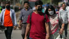 করোনাভাইরাস আতঙ্কে বাংলাদেশে অনেককে মাস্ক দিয়ে মুখ ঢেকে চলাচল করতে দেখা যাচ্ছে।