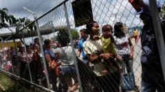 Venezuelanos na fronteira com o Brasil, em Pacaraima, em foto de 2018