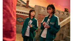 Sae-byok, jouée par le mannequin Jung Ho-yeon (à droite), un transfuge nord-coréen, dans une scène de "Squid Game".