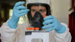 Una mujer en un laboratorio médico