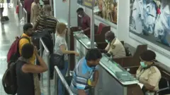 Awọn eeyan to n yẹ ara wọn wo ni papakọ ofurufu