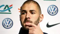 كريم بنزيمة يقول إن ضابط شرطة ورطه.