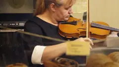 Женщина со скрипкой