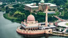 मलेशियाची नवी राजधानी पुत्रजयाचं नाव कशावरुन पडलं? पाहा फोटो-