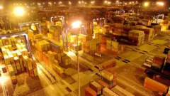 Контейнеры с грузом в порту города Мундра