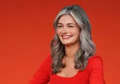 Paulina Porizkova discursa no palco durante o New York Times Well Festival de 2025, no Duggal Greenhouse, em 7 de maio de 2025, na cidade de Nova York.