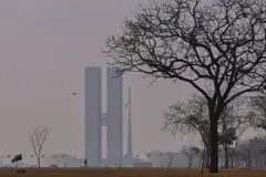 A foto mostra a Esplanada dos Ministériosfree cassinoBrasília e um céu acinzentando.