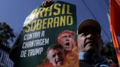 Homem olha para o infinito ao lado de cartaz que diz: Brasil soberano, contra a chantagem de Trump