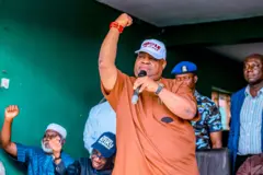 Gomina Ademọla Adeleke atawọn eekan ẹgbẹ oselu PDP kan