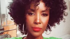 ኢሰር እታ ካብ እግራ ዝተኣልየት ብሮት መንሽሮ ቘርበት ከም ዝዀነ ተነጊርዋ