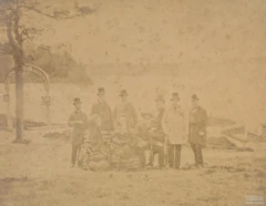 Foto envelhecida mostra grupo em gramado