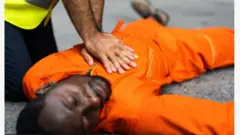 Aworan ọwọ to n gbiyanju lati da eemi pada si ara ẹni to ṣubu lulẹ.