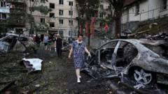 "О 3:15 почали співати пташки і збивати ракети": як Київ оговтується після чергового обстрілу