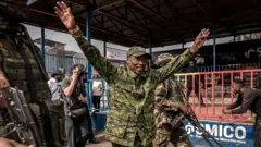 Willy Ngoma katika uwanja wa mji wa Goma, muda mfupi baada ya wao kuudhibiti mji huo mwaka uliopita.