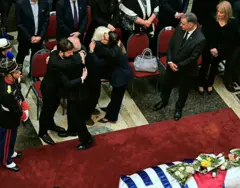 Lula abraça seu homólogo chileno, Gabriel Boric, enquanto Janja abraça a viúva de José Mujica, Lucía Topolansky, no velório do ex-presidente uruguaio no Palácio Legislativo do Uruguai. Atrás deles estão o presidente e o vice-presidente do Uruguai, Yamandú Orsi e Carolina Cosse.