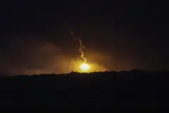 قذيفة صاروخية أطلقها الجيش الإسرائيلي فوق شمال غزة من كفر عزة، جنوب إسرائيل، في 29 أكتوبر/تشرين الأول 2025.
