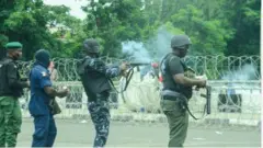 Awọn ọlọpaa kan n yin tajutaju