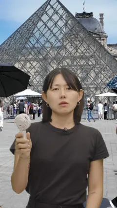 手持電風扇的女性