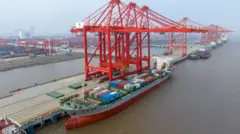 စီးပွားရေး အင်အားအကြီးဆုံး နှစ်နိုင်ငံအကြား ကုန်သွယ်ရေး စစ်ပွဲ အရှိန်တက်