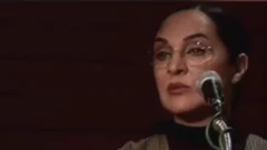 رویا نونهالی در حال سخنرانی در مراسم یادبود ایران درودی
