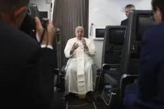 Papa Francisco no avião que o trouxe de volta de sua viagem pela Ásia e Oceania em 2024