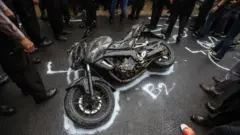 Polisi memberikan tanda posisi kendaraan motor yang digunakan mahasiswa UI Mohammad Hasya