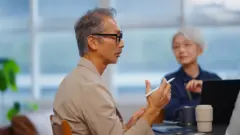 Homem japonês trabalhando em um escritório