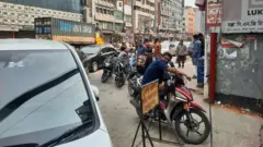 জ্বালানির জন্য ফিলিং স্টেশনের বাইরে দীর্ঘক্ষণ অপেক্ষা করতে দেখা গেছে অনেককে 