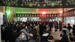 دادگستری شهر بهمئی در استان کهگیلویه و بویر احمد. گزارش ها حاکی از توقف ارائه خدمات در برخی از مجتمع های قضایی در ایران از جمله تهران، کرج، مریوان، کرمانشاه، اهواز، ایلام و اصفهان است