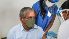 ክታበት ኮሮናቫይረስ ዝወሃቦ ዘሎ ሰብ