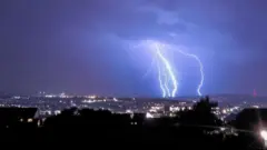 Munja u obliku viljuške iznad neba u Blekburnu