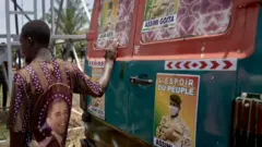 Un partisan attend l'arrivée du colonel Assimi Goïta, nouveau président du gouvernement de transition au Mali, le 31 mai 2021.