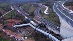 د یونان لاریسا ښار ته څېرمه دوه اورګاډي ټکر شوي چې له کبله یې لږ تر لږه ۳۲ کسان وژل شوي او لسګونه نور ټپیان شوي دي.