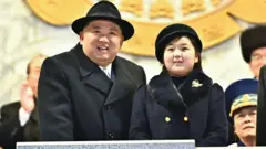 Kim Jong-Un junto a su hija Kim Ju-ae.