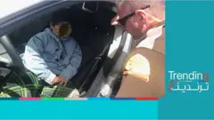 طفل أمريكي بعمر الخامسة يقود سيارة على طريق سريع