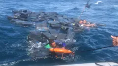 Náufragos são resgatados no mar