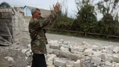 Житель азербайджанского городка Тертер после обстрела