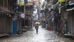 लकडाउनका बाबजुत यतिखेर नेपालका ४८ भन्दा धेरै जिल्लामा सक्रिय सङ्क्रमितहरू छन्