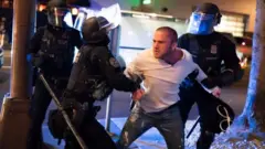 Igipolisi kigerageza kuzibira umugabo yasa n'uwari kumwe n'uyo muntu yarashwe