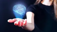 هولوغرام للدماغ على راحة يد امرأة