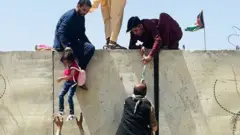 काबूल विमानतळावर हजारोंची गर्दी, 31 ऑगस्टपर्यंत कसं बाहेर काढणार?