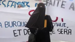 протест против запрета на ношение хиджаба в общественных местах