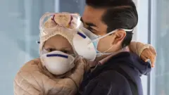 Ahinara con su padre, Victoriano Iglesias