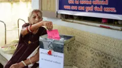 গুজরাটের নির্বাচনে পোস্টাল ব্যালটে ভোট দিচ্ছেন একজন প্রবীণ নাগরিক